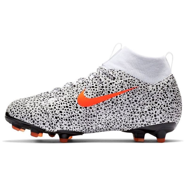 Nike nogometne cipele Mercurial Superfly 7 Academy CR7 FG / MG Jr CV3182-180 bijela