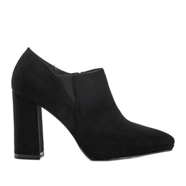 Crne gležnjače od antilopa na Carl stupu crna