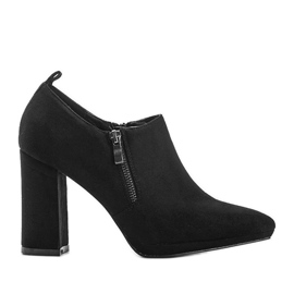 Crne gležnjače od antilopa na Carl stupu crno