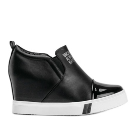 Ženske crne tenisice s natpisima Caroline crna