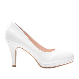 Bijele pumpe na Alisinoj peti bijela