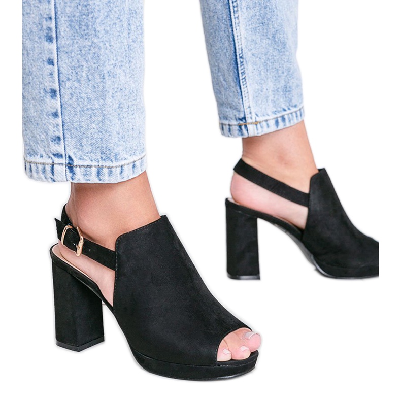 Crne sandale na stupu svodnika crno