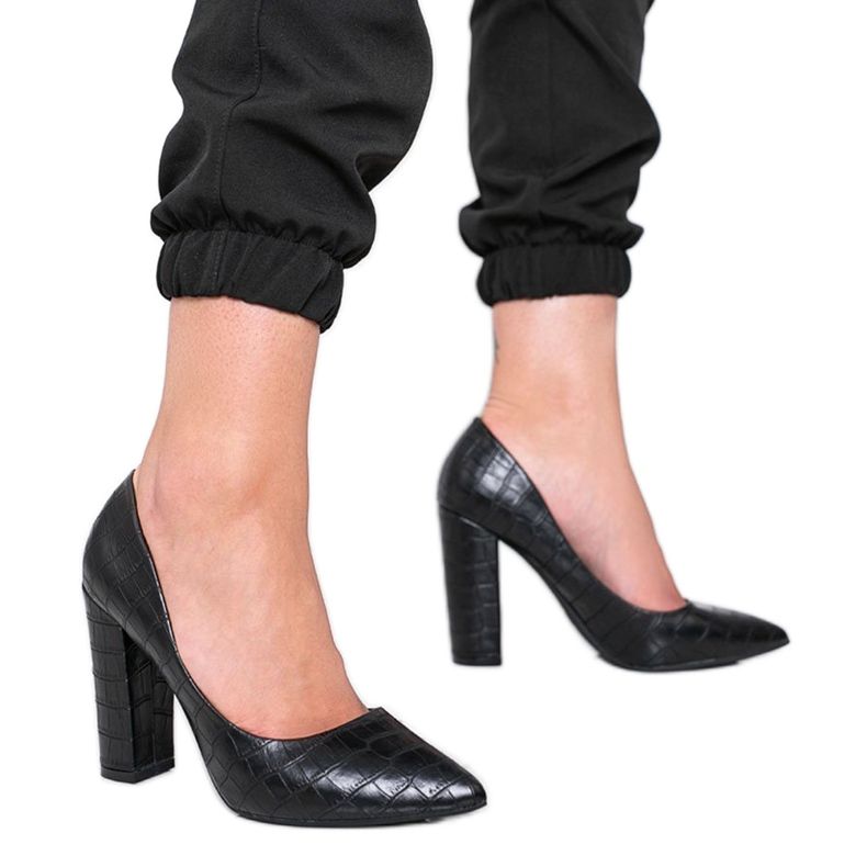 Crne pumpe na stupu sa uzorkom zmijske kože na ovaj način crno