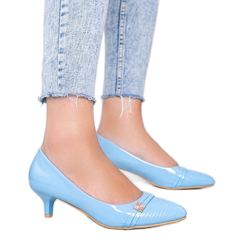 Plave pumpe na Mollynoj niskoj peti plava