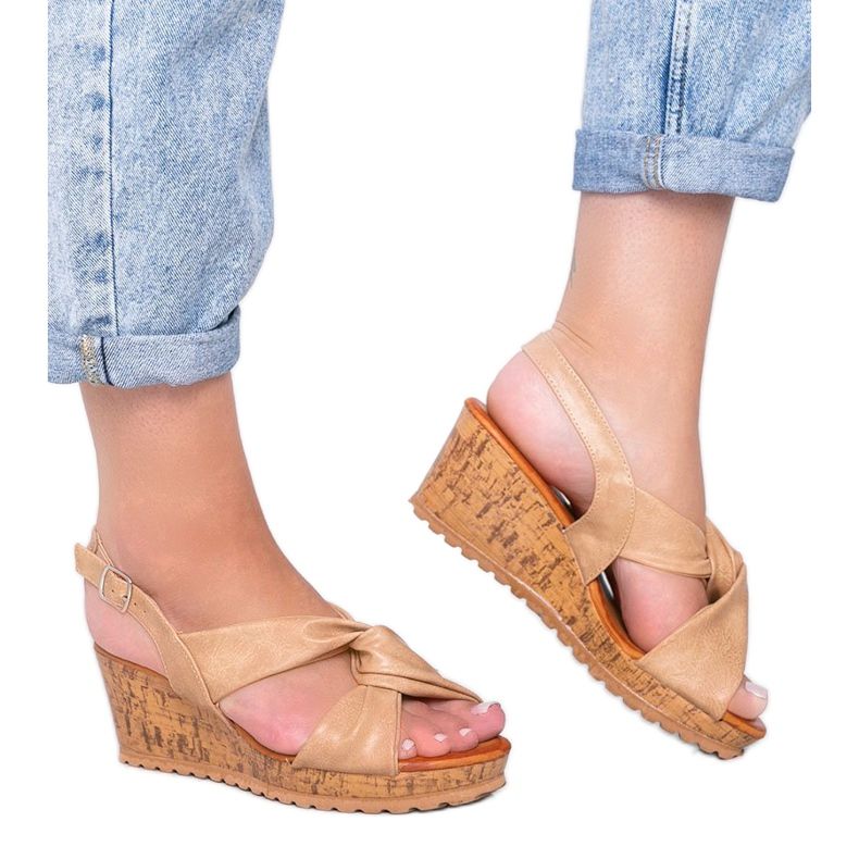 Bež sandale na klin Buenos Aires