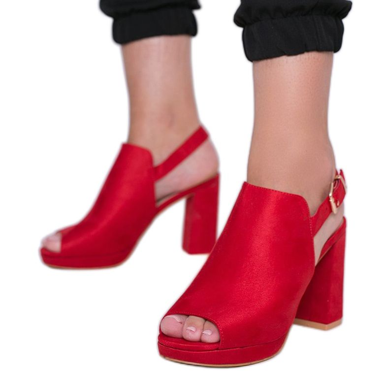 Crvene sandale na stupu svodnika crvena