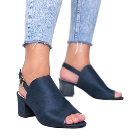 Tamnoplave sandale na stupu s gornjim dijelom od mrlje tamnoplava