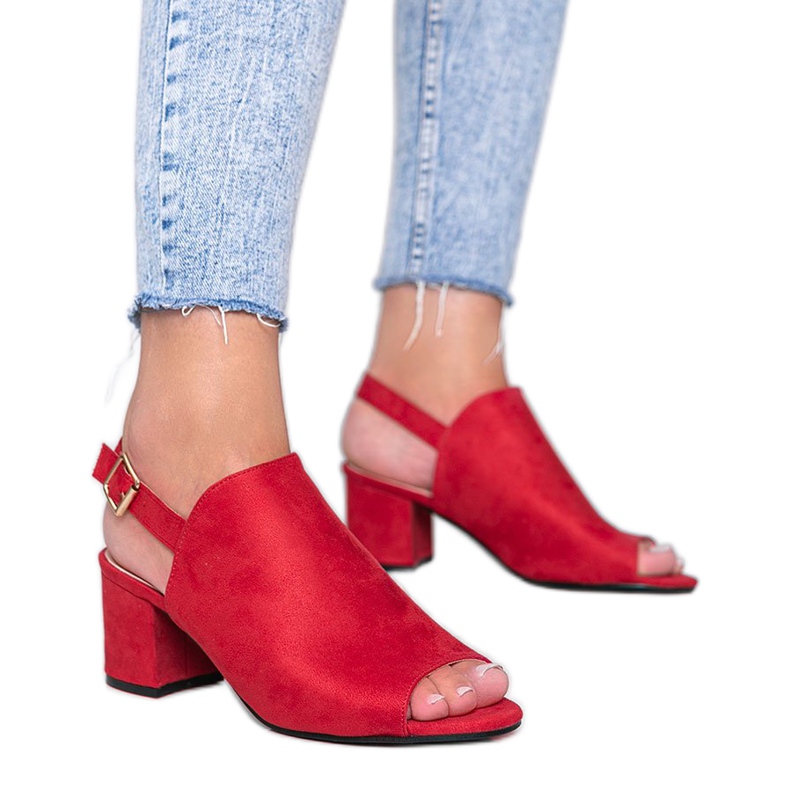 Crvene sandale na postolju s drškom od mrlje crvena