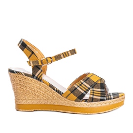 Sandale na klin sa senfom s kontrolnim uzorkom iz You Bebe višebojan žuta boja