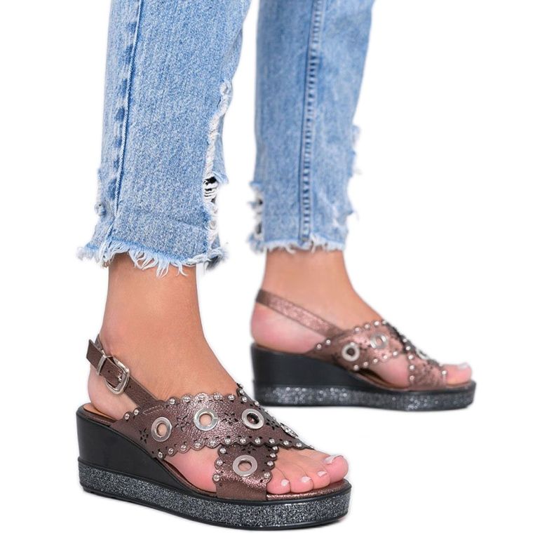 Smeđe metalik sandale na klin Pon smeđa