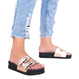 Zlatne papuče s ukrasnim Go Crazy kopčama zlatni