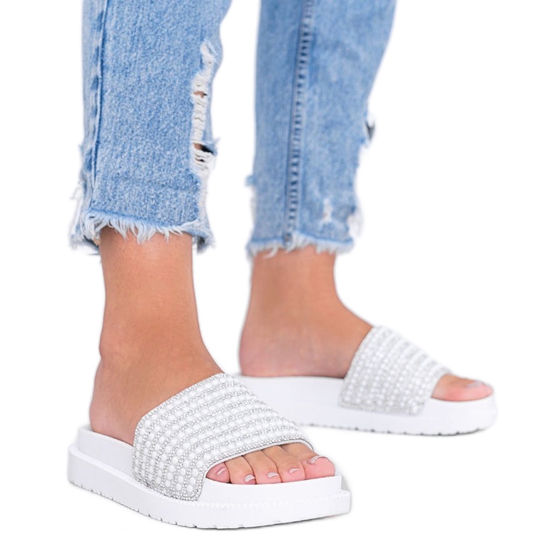 Trishine bogato ukrašene bijele papuče bijela