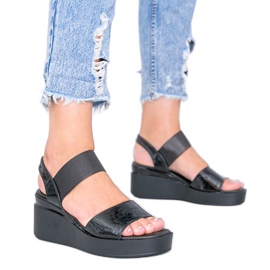 Crne sandale na klin iz Tiffija crna