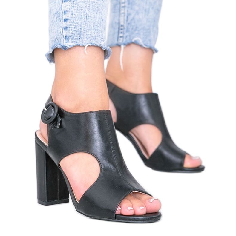 Crne sandale na Gally postu crno