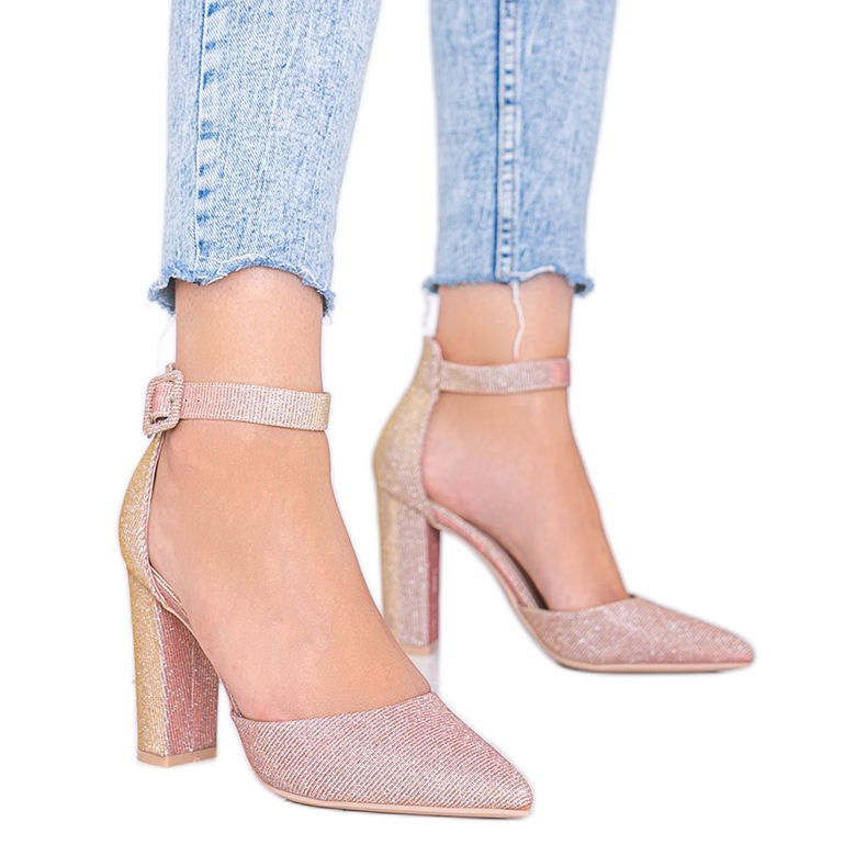 Ružičaste sjajne pumpe na Milinom postu ružičasta zlatna