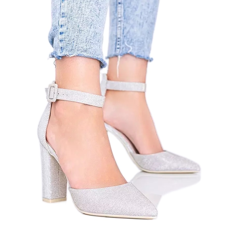 Sjajne bež pumpe na Milinom postu