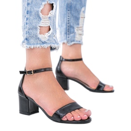 Crne sandale na niskom stupu od Love Bites crna