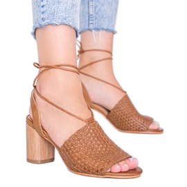 Smeđe sandale sa pletenicama na stupu Estrella smeđa