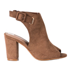 Bestelle Zatvorene sandale s kopčom smeđa