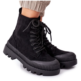 PV1 Radnici antilopa na crnoj platformi Evo me crna