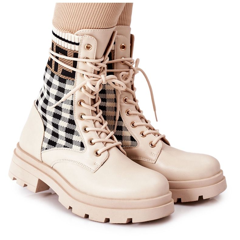 Ljubavna priča o radnicima od bež elastične tkanine crno