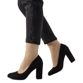 Crne pumpe na stupu Selva crna