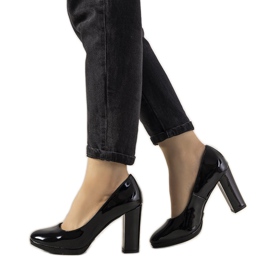 Crne lakirane crpke na stupu Bellisima crna