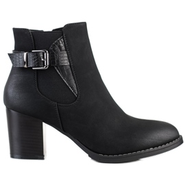 J. Star Čizme na stupu s ukrasnom kopčom crna