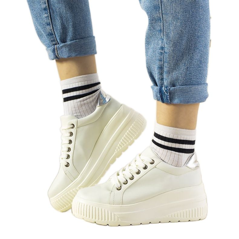 Bijele sportske tenisice s visokim potplatom bijela