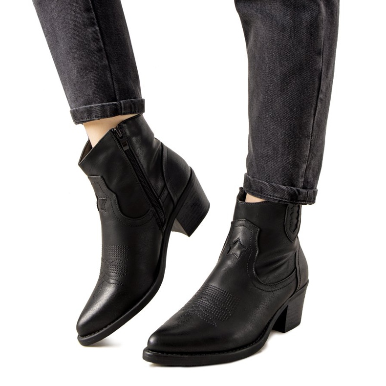 Crne kaubojske čizme s izvezenim uzorkom Mustgrow crno