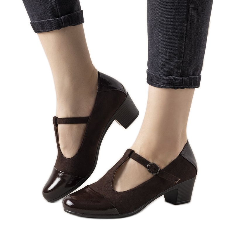 Smeđe pumpe na stupu s lakiranim desertnim prstom smeđa