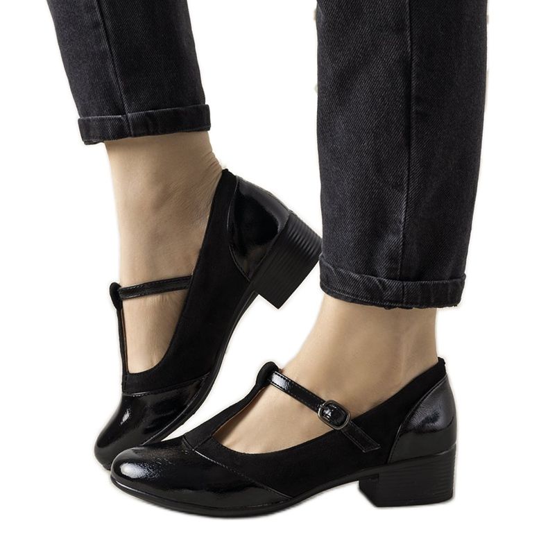 Crne pumpe na stupu s lakiranim nožnim prstom crno