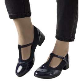 Mornaričke pumpe na stupu s lakiranim nožnim prstom plava