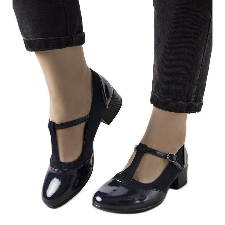 Mornaričke pumpe na stupu s lakiranim nožnim prstom plava