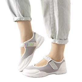 Sivi i bijeli trenažeri s holografskim umetkom Melania bijela siva