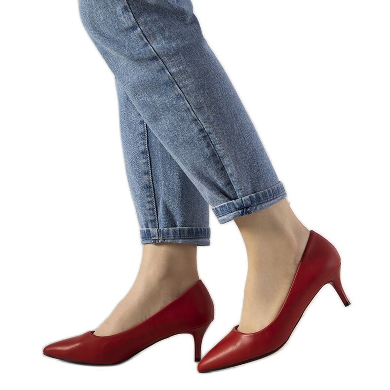 Crvene pumpe na niskoj peti crvena