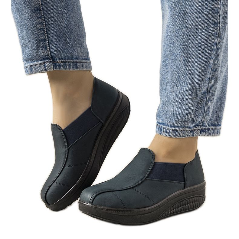 Tamnoplave cipele na visokom potplatu plava