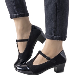 Crne pumpe na stupu s lakiranim desertnim prstom crno