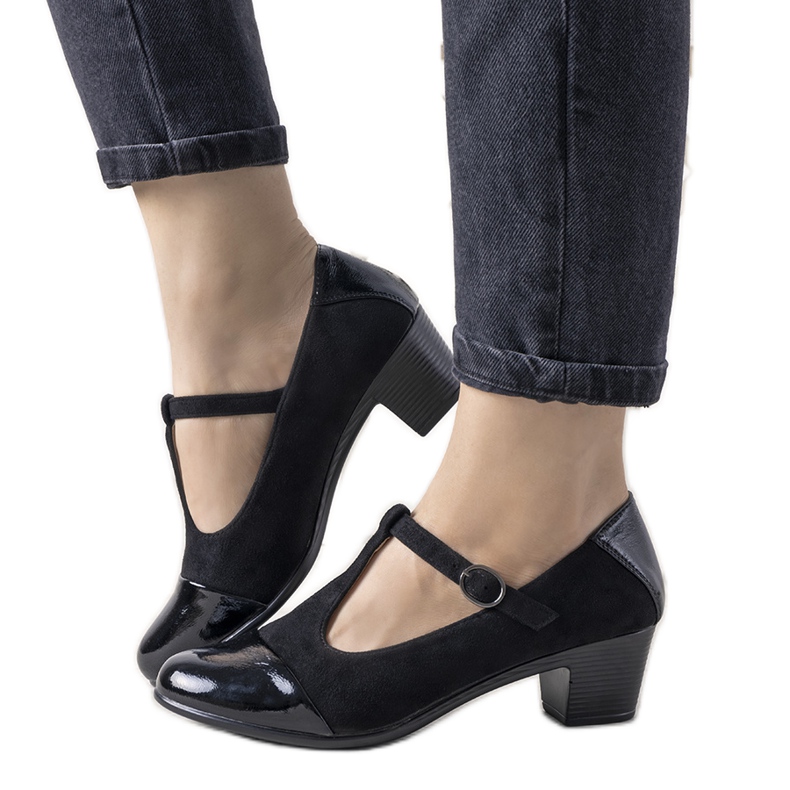 Crne pumpe na stupu s lakiranim desertnim prstom crno