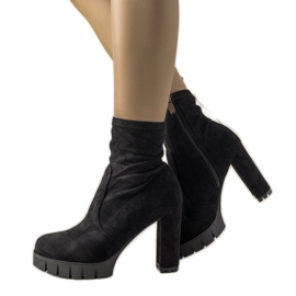 Crne gležnjače na stupu Fiode crna