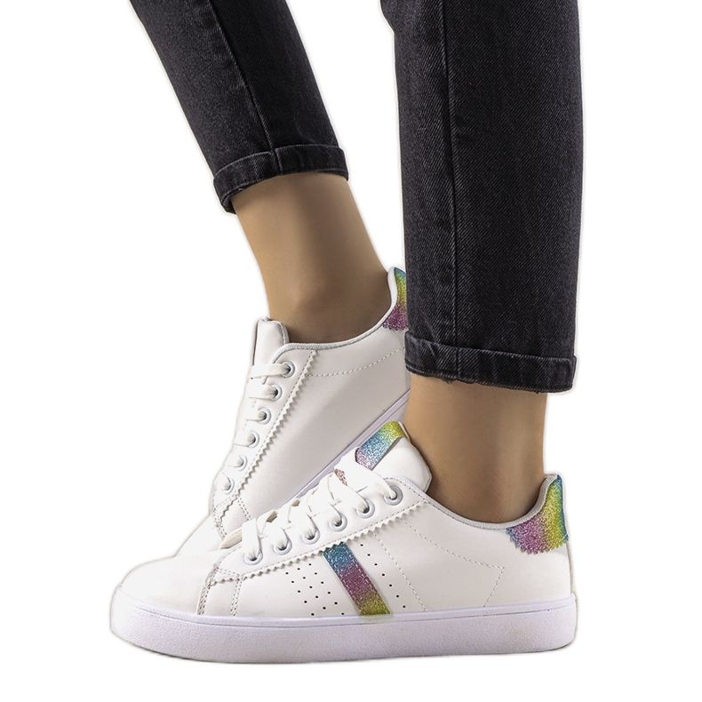 Duge tenisice sa završetkom u duginim bojama bijela