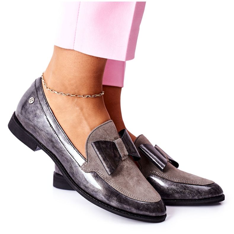 Ženske hlače Maciejka Lakirane mokasine sive boje 04099-03 / 00-1 siva