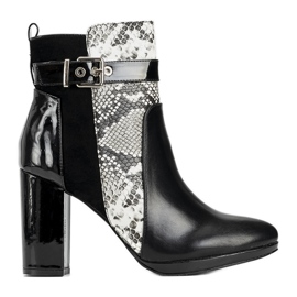 Crne gležnjače na Peggie postu crna