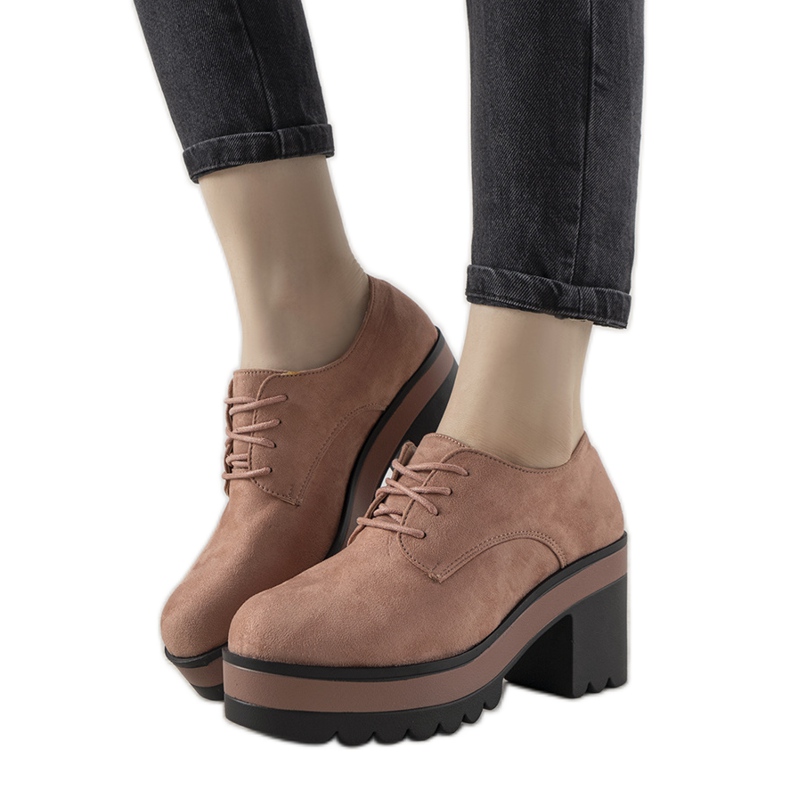 Ružičaste gležnjače na vezicu na Cecinom stupu ružičasta