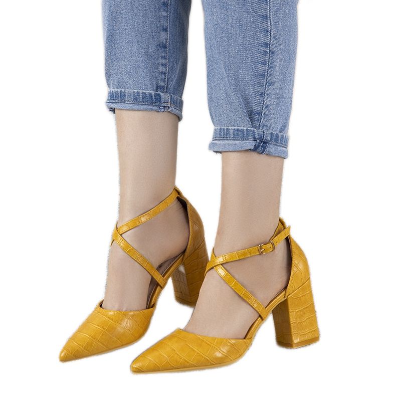 Žute pumpe na stupu Strutt žuta boja