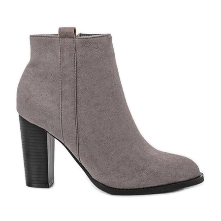 Sive gležnjače na stupu Pinata siva