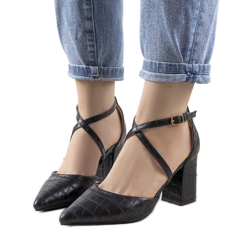 Crne crpke na stupu Strutt crno