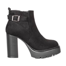 Crne gležnjače na Katieinom postu crna