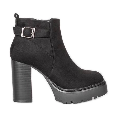 Crne gležnjače na Katieinom postu crno