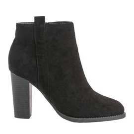 Crne gležnjače na stupu Pinata crna